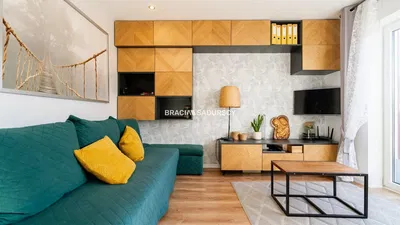 Woonkamer; houten vloer, natuurlijk licht, moderne stijl, hoge plafonds