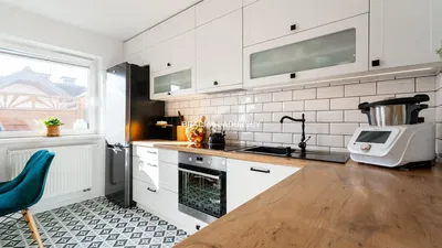 Woonkamer; houten vloer, natuurlijk licht, moderne stijl, hoge plafonds