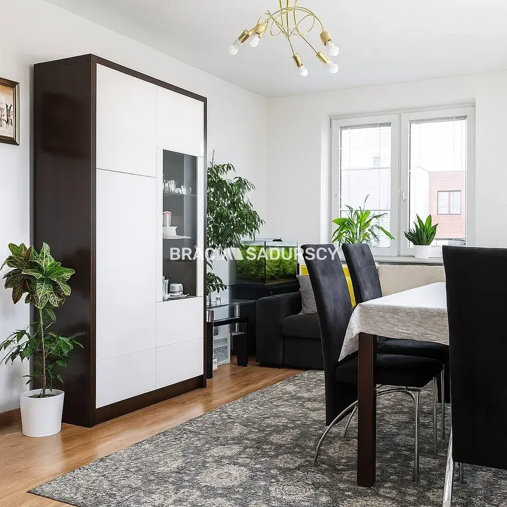 Woonkamer; houten vloer, natuurlijk licht, moderne stijl, hoge plafonds