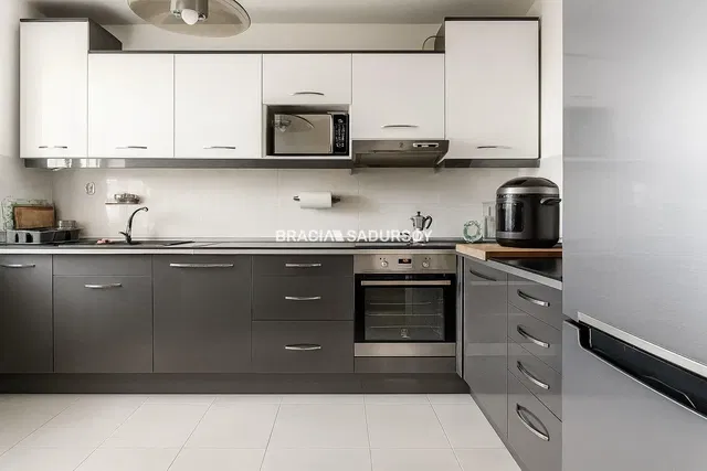 Soggiorno; pavimento in legno, luce naturale, stile moderno, soffitti alti