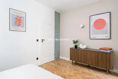 Keuken; keukenapparatuur, houten vloer, natuurlijk licht, moderne stijl