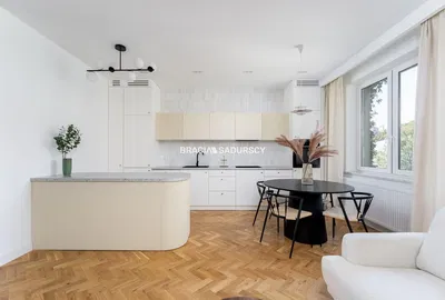 Woonkamer; houten vloer, natuurlijk licht, moderne stijl, hoge plafonds