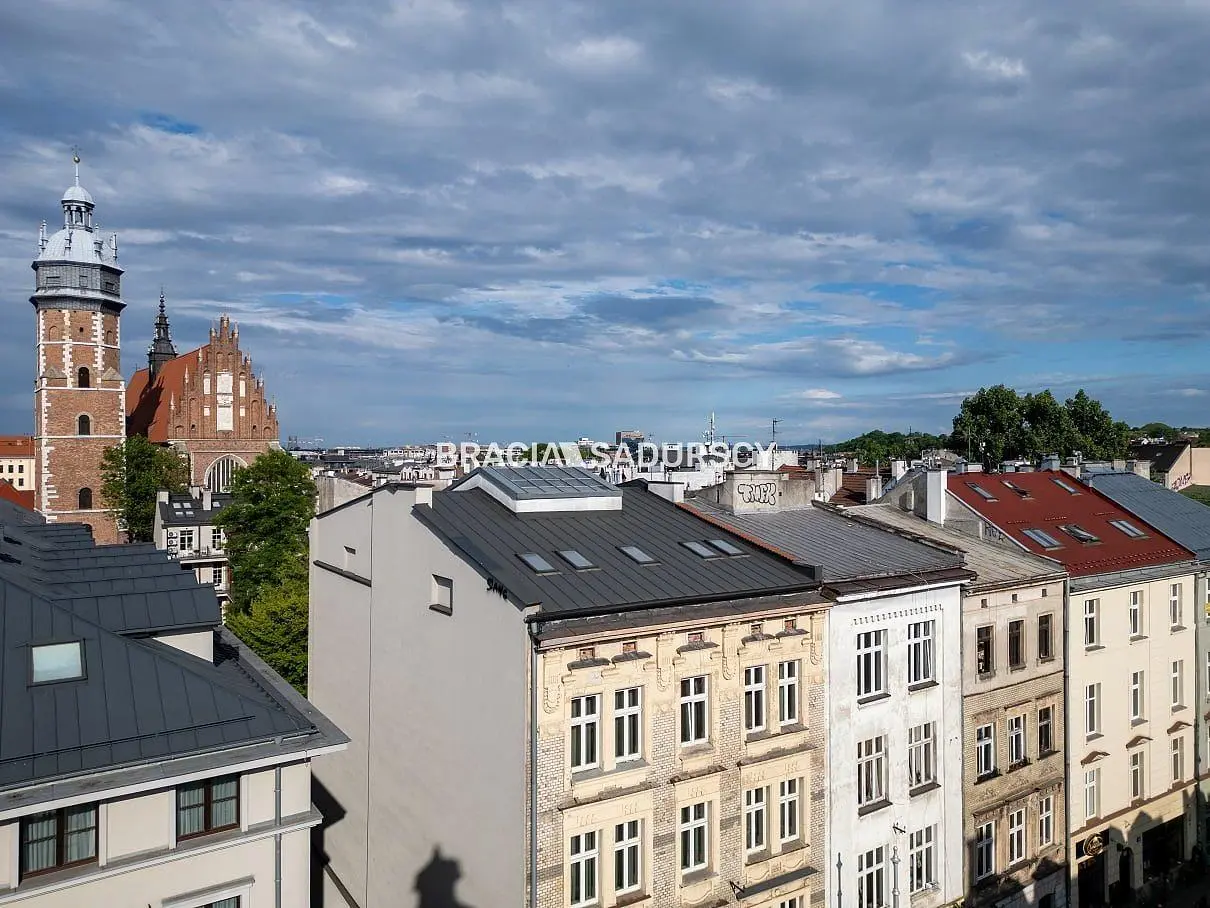 Keuken; keukenapparatuur, houten vloer, natuurlijk licht, moderne stijl, gerenoveerd