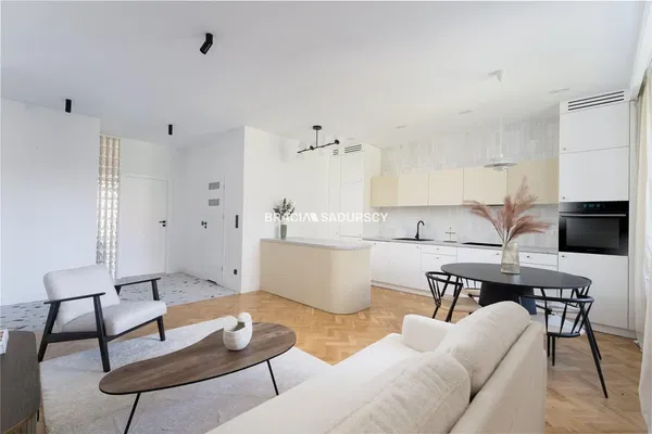 Woonkamer; houten vloer, natuurlijk licht, moderne stijl, hoge plafonds