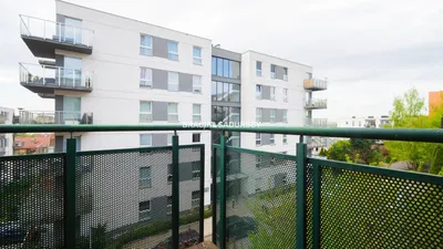 Woonkamer; houten vloer, natuurlijk licht, moderne stijl, hoge plafonds