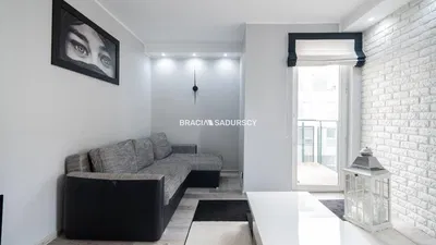 Woonkamer; houten vloer, natuurlijk licht, moderne stijl, hoge plafonds