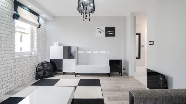 Cucina; elettrodomestici, pavimento in legno, luce naturale, stile moderno