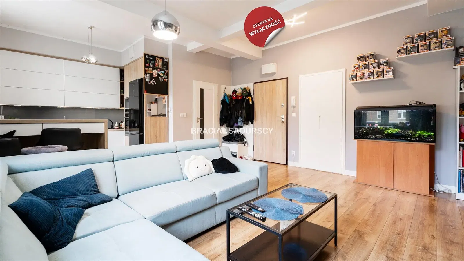 Woonkamer; houten vloer, natuurlijk licht, moderne stijl, hoge plafonds