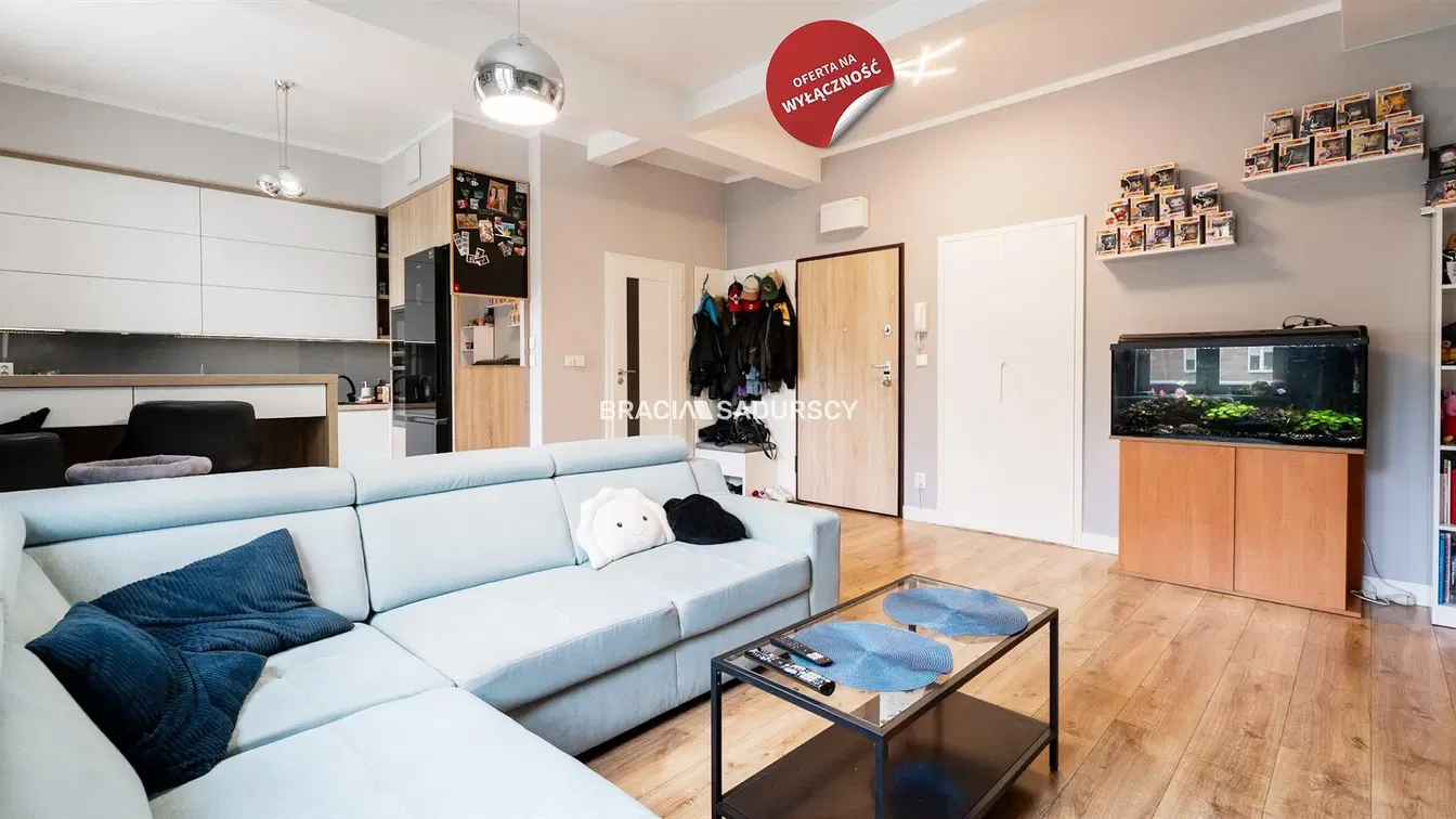 Σαλόνι; ξύλινο πάτωμα, φυσικό φως, μοντέρνο στυλ, ψηλά ταβάνια