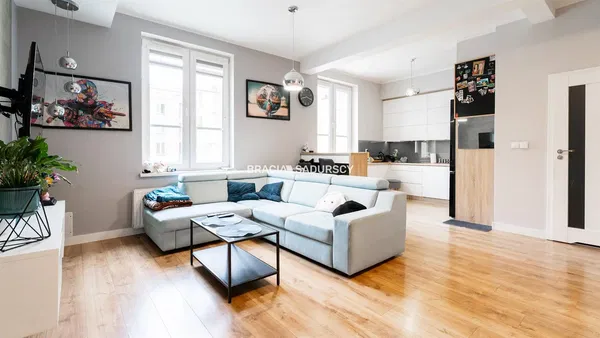 Woonkamer; houten vloer, natuurlijk licht, moderne stijl, hoge plafonds