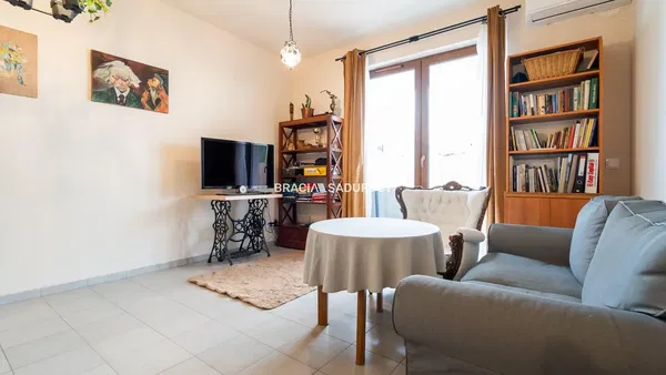 Woonkamer; houten vloer, natuurlijk licht, moderne stijl, hoge plafonds