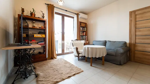 Soggiorno; pavimento in legno, luce naturale, stile moderno, soffitti alti