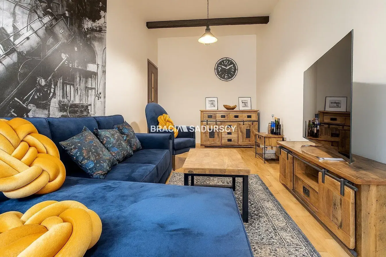 Woonkamer; houten vloer, natuurlijk licht, moderne stijl, hoge plafonds