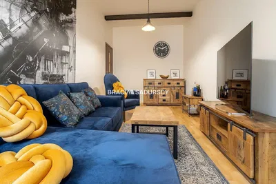 Woonkamer; houten vloer, natuurlijk licht, moderne stijl, hoge plafonds