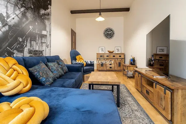 Woonkamer; houten vloer, natuurlijk licht, moderne stijl, hoge plafonds