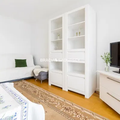 Woonkamer; houten vloer, natuurlijk licht, moderne stijl, hoge plafonds