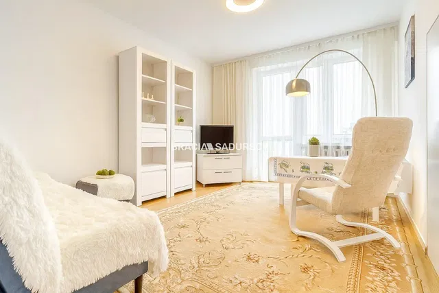 Soggiorno; pavimento in legno, luce naturale, stile moderno, soffitti alti