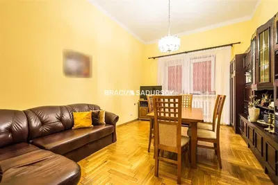 Σαλόνι; ξύλινο πάτωμα, φυσικό φως, μοντέρνο στυλ, ψηλά ταβάνια