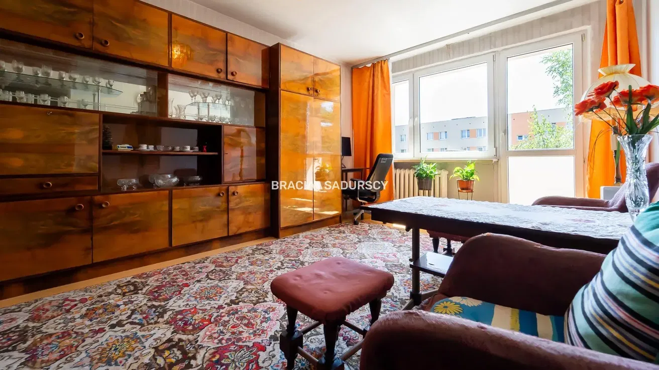 Σαλόνι; ξύλινο πάτωμα, φυσικό φως, μοντέρνο στυλ, ψηλά ταβάνια