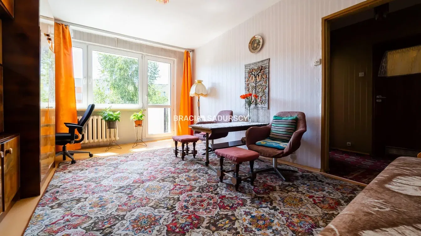 Σαλόνι; ξύλινο πάτωμα, φυσικό φως, μοντέρνο στυλ, ψηλά ταβάνια