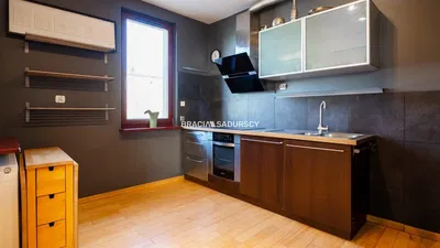 Σαλόνι; ξύλινο πάτωμα, φυσικό φως, μοντέρνο στυλ, ψηλά ταβάνια