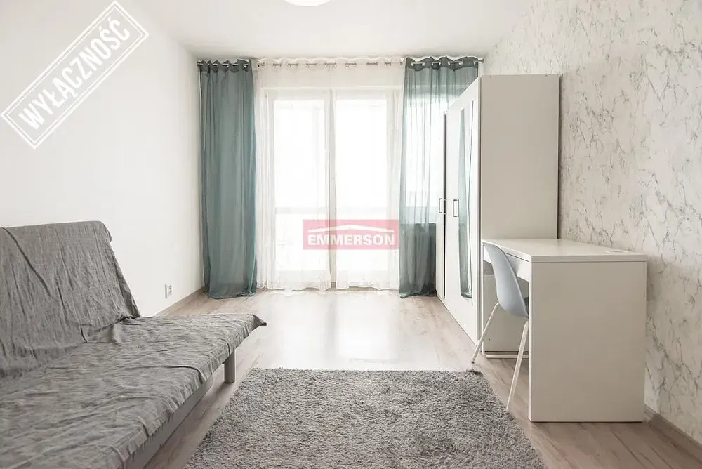 Σαλόνι; ξύλινο πάτωμα, φυσικό φως, μοντέρνο στυλ, ψηλά ταβάνια