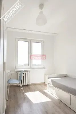 Σαλόνι; ξύλινο πάτωμα, φυσικό φως, μοντέρνο στυλ, ψηλά ταβάνια