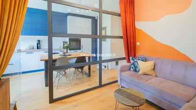 Σαλόνι; ξύλινο πάτωμα, φυσικό φως, μοντέρνο στυλ, ψηλά ταβάνια