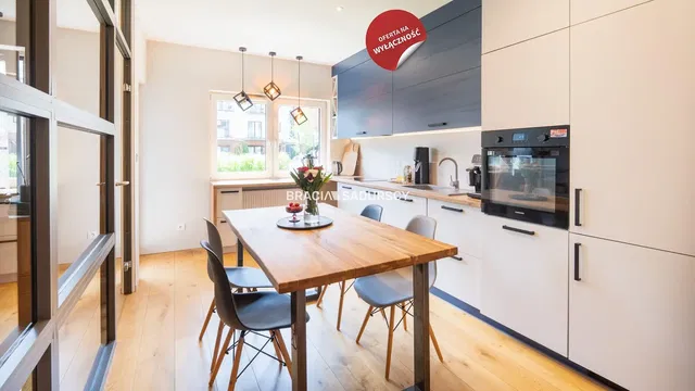 Soggiorno; pavimento in legno, luce naturale, stile moderno, soffitti alti