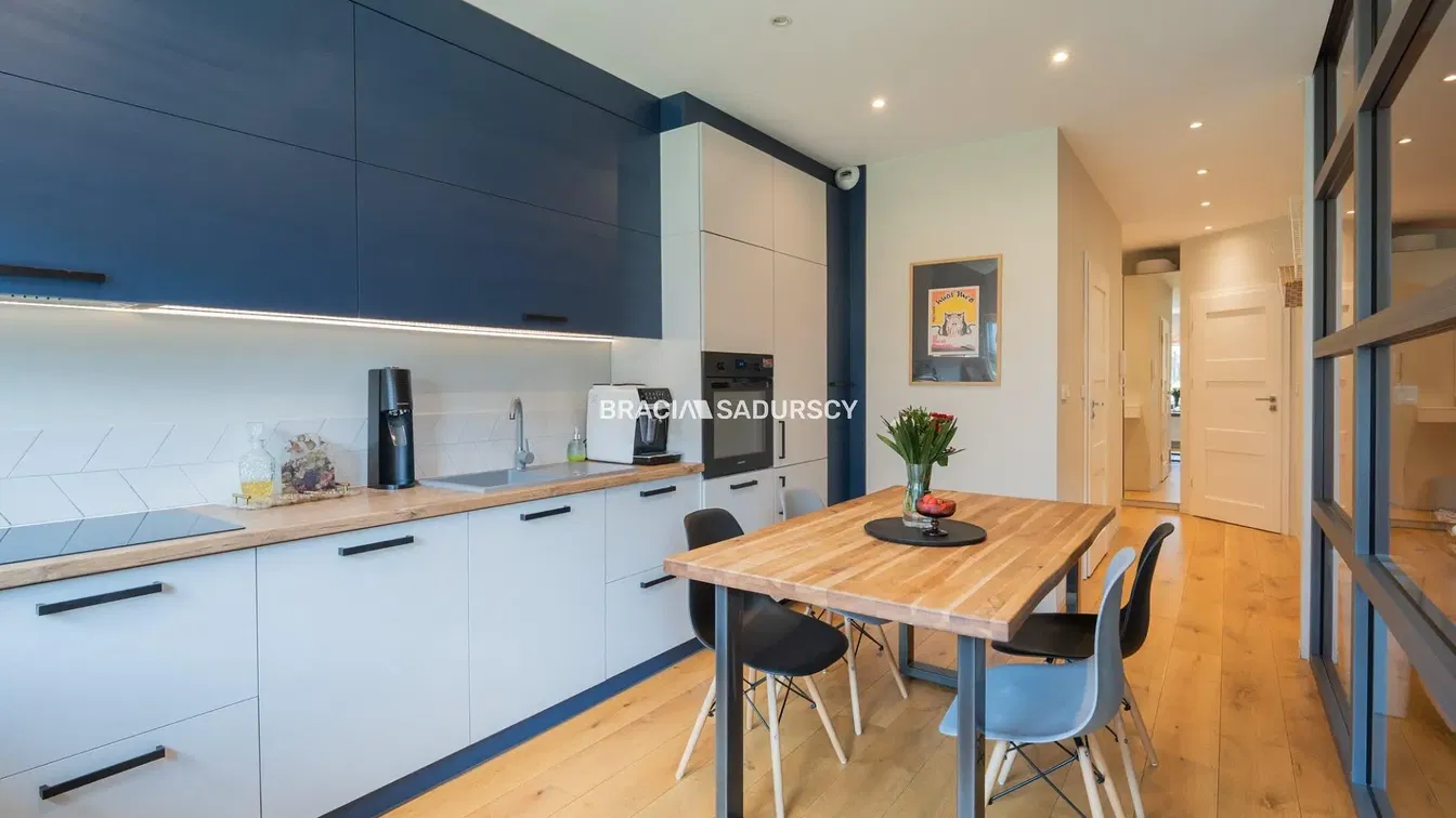 Хол; дървен под, естествена светлина, модерен стил, високи тавани