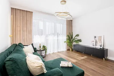 Wohnzimmer; holzboden, tageslicht, moderner stil, hohe decken