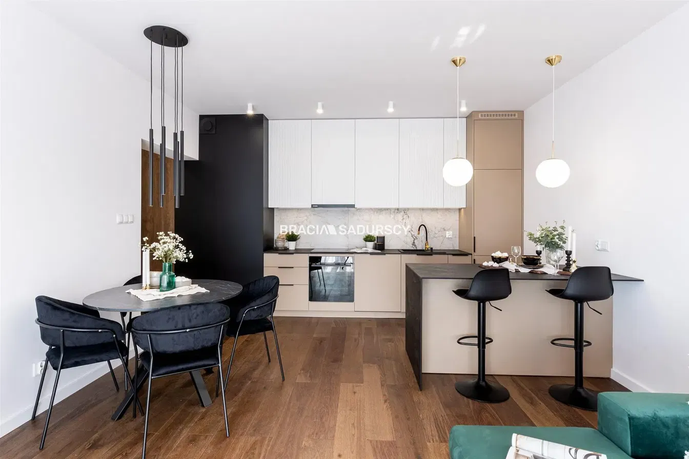 Σαλόνι; ξύλινο πάτωμα, φυσικό φως, μοντέρνο στυλ, ψηλά ταβάνια