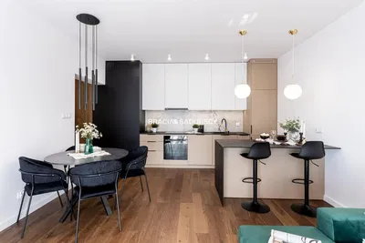 Wohnzimmer; holzboden, tageslicht, moderner stil, hohe decken