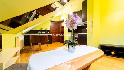 Σαλόνι; ξύλινο πάτωμα, φυσικό φως, μοντέρνο στυλ, ψηλά ταβάνια