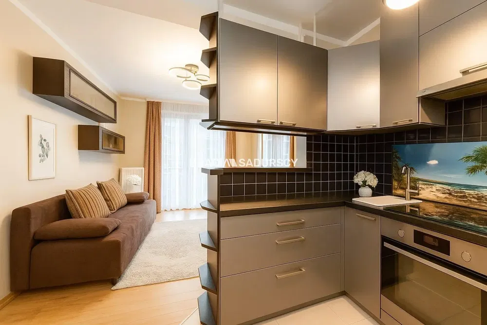 Wohnzimmer; holzboden, tageslicht, moderner stil, hohe decken