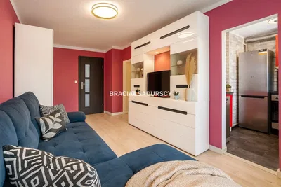 Wohnzimmer; holzboden, tageslicht, moderner stil, hohe decken