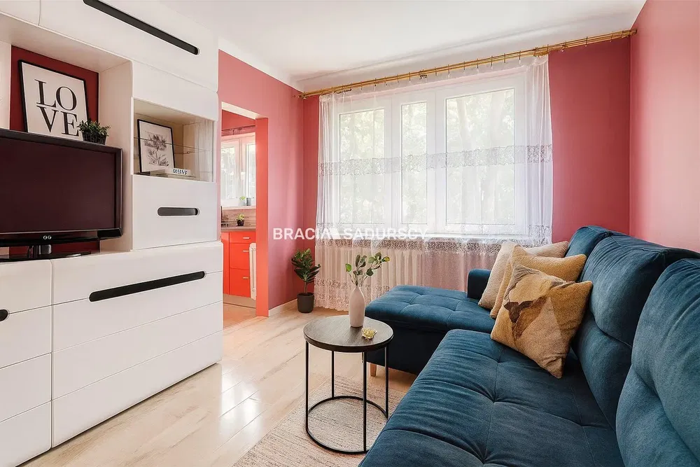 Wohnzimmer; holzboden, tageslicht, moderner stil, hohe decken