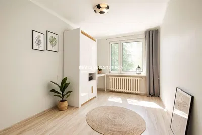 Wohnzimmer; holzboden, tageslicht, moderner stil, hohe decken