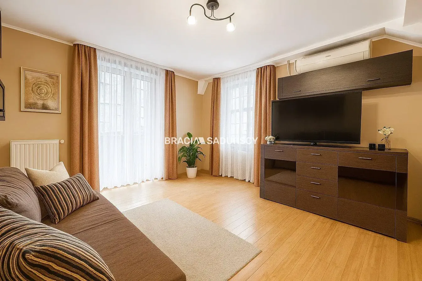 Σαλόνι; ξύλινο πάτωμα, φυσικό φως, μοντέρνο στυλ, ψηλά ταβάνια