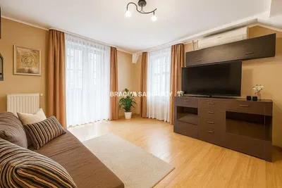 Wohnzimmer; holzboden, tageslicht, moderner stil, hohe decken