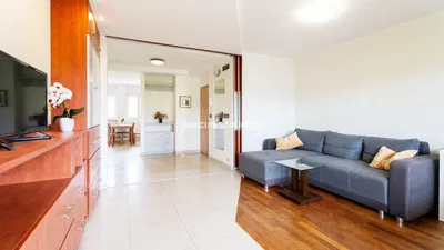 Σαλόνι; ξύλινο πάτωμα, φυσικό φως, μοντέρνο στυλ, ψηλά ταβάνια