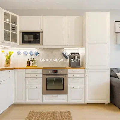 Σαλόνι; ξύλινο πάτωμα, φυσικό φως, μοντέρνο στυλ, ψηλά ταβάνια