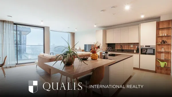 Oturma odası; ahşap zemin, doğal ışık, modern stil, yüksek tavan