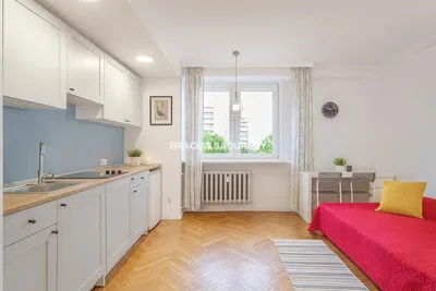 Σαλόνι; ξύλινο πάτωμα, φυσικό φως, μοντέρνο στυλ, ψηλά ταβάνια