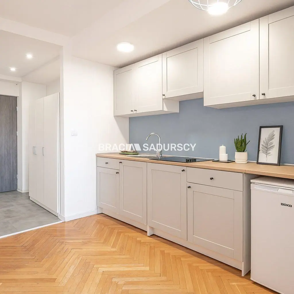 Хол; дървен под, естествена светлина, модерен стил, високи тавани