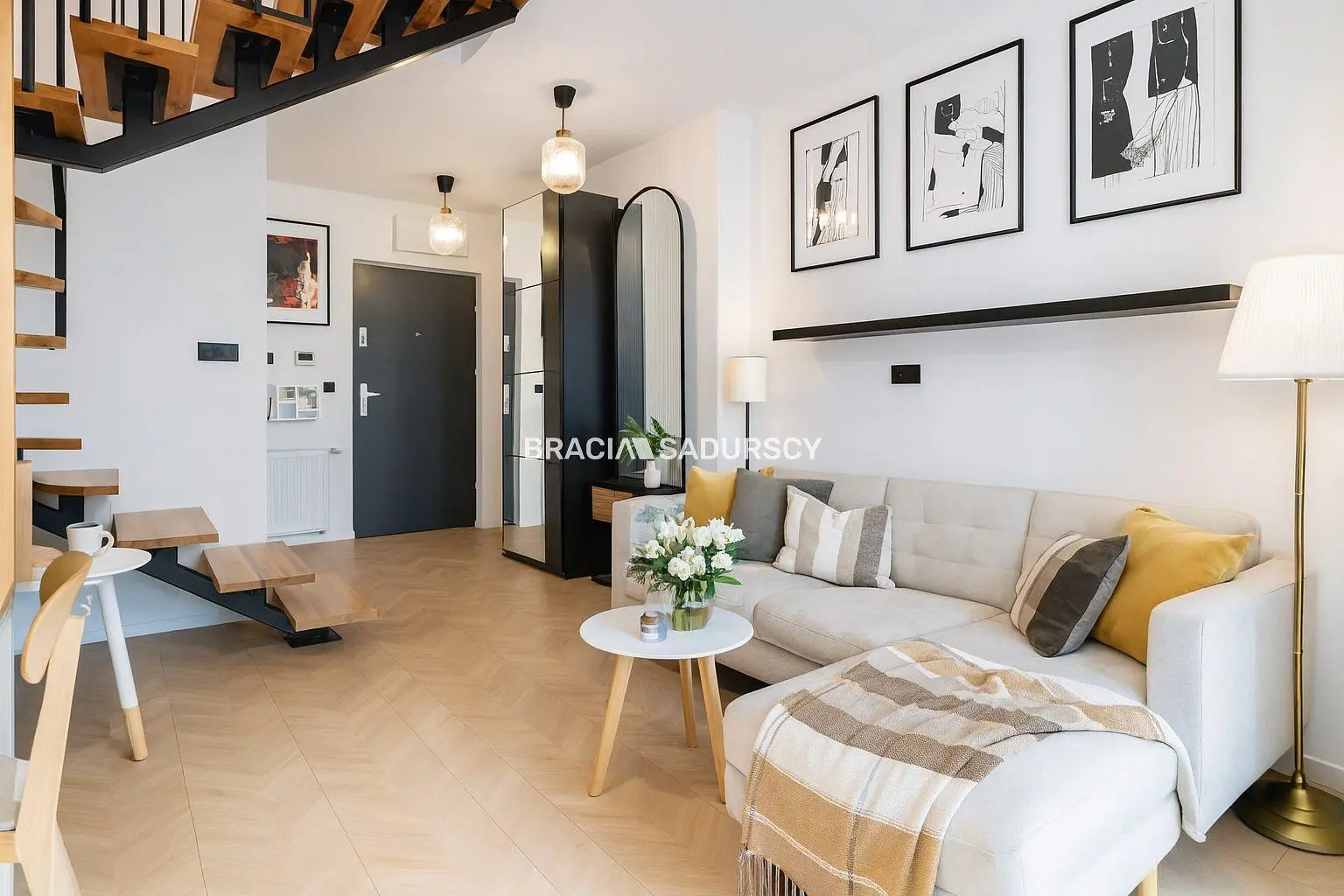 Wohnzimmer; holzboden, tageslicht, moderner stil, hohe decken