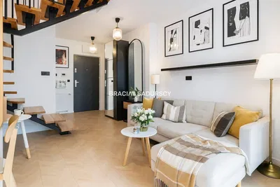 Wohnzimmer; holzboden, tageslicht, moderner stil, hohe decken