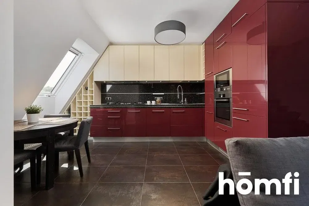 Σαλόνι; ξύλινο πάτωμα, φυσικό φως, μοντέρνο στυλ, ψηλά ταβάνια