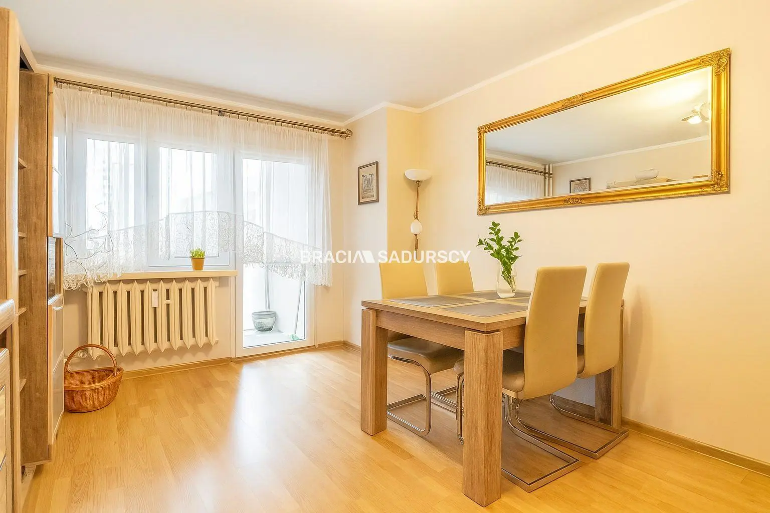 Woonkamer; houten vloer, natuurlijk licht, moderne stijl, hoge plafonds