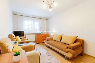 Woonkamer; houten vloer, natuurlijk licht, moderne stijl, hoge plafonds